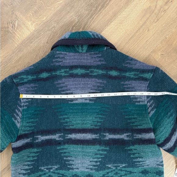 Vintage Woolrich Blue and Green Patterned Women's Jacket - Picture 6 of 10